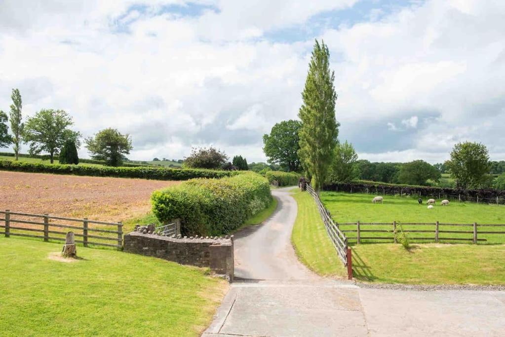 Coed Farm-Hot Tub-Sleeps 12-Near Brecon别墅 外观 照片
