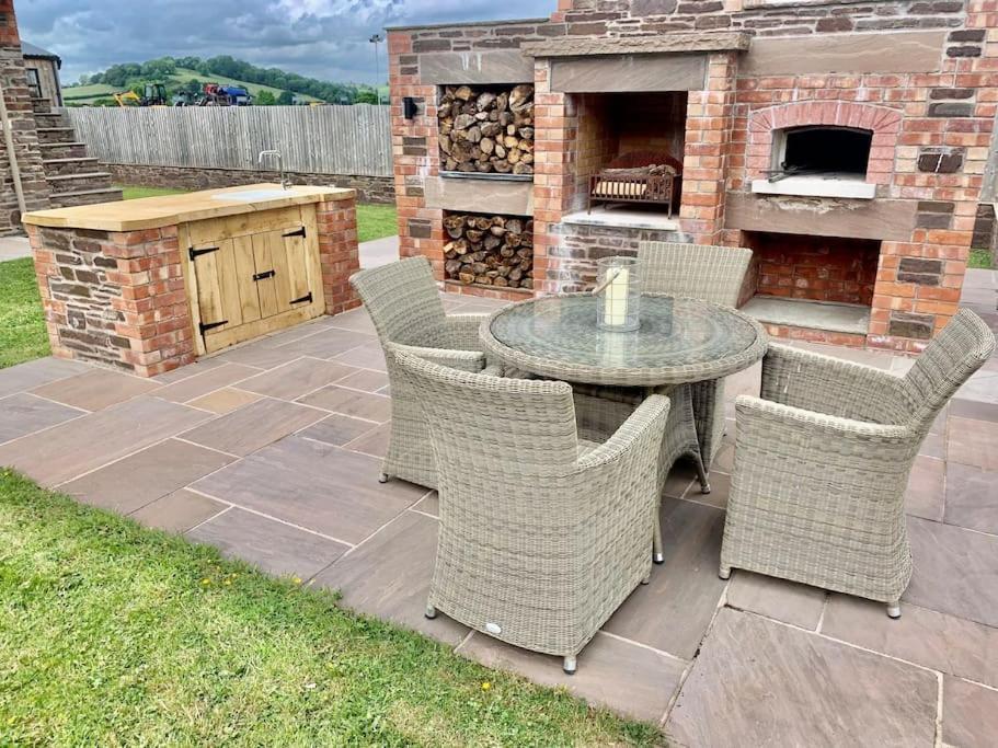 Coed Farm-Hot Tub-Sleeps 12-Near Brecon别墅 外观 照片