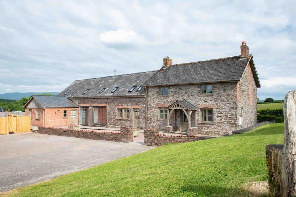 Coed Farm-Hot Tub-Sleeps 12-Near Brecon别墅 外观 照片